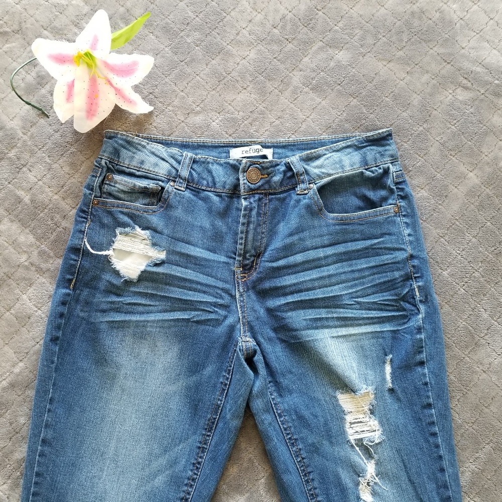 Refuge distressed light wash jean size 6